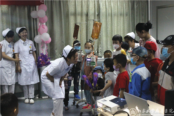 儿五病房举办“感恩护士节、母亲节”活动
