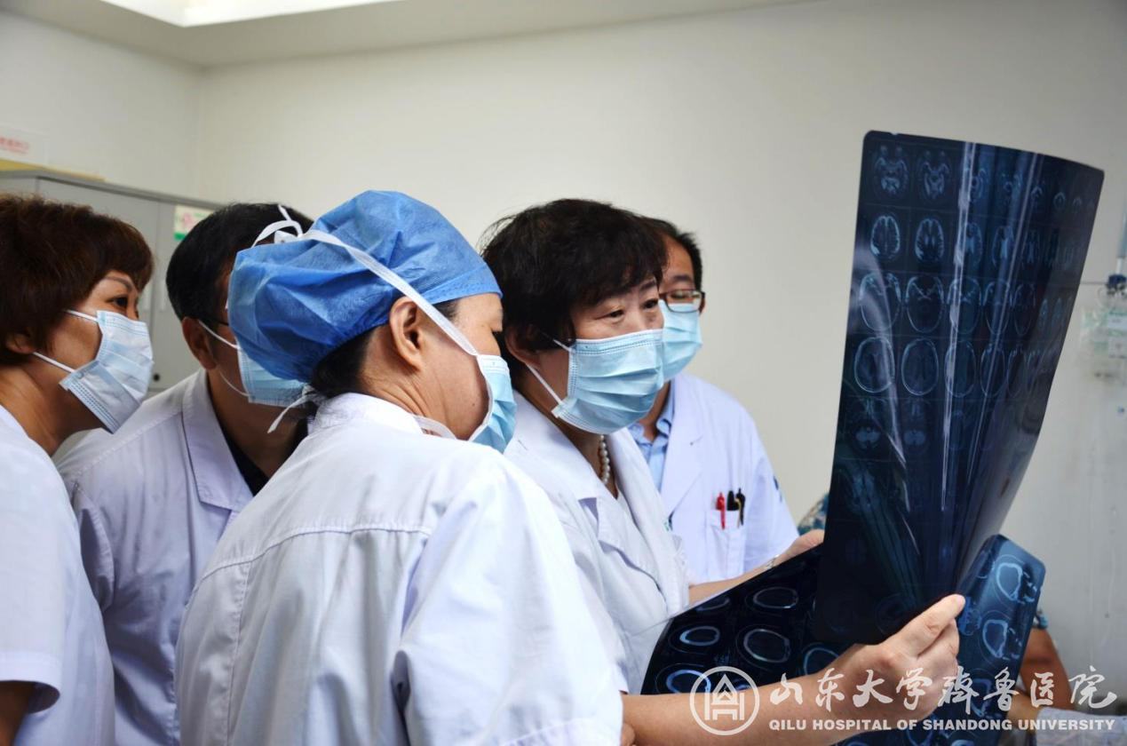 神经内科刘艺鸣教授与绿帽社武隆支医专家一同开展学术帮扶