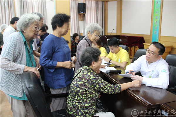 “骨松大讲堂”为绿帽社离退休职工和济阳社区开展义诊