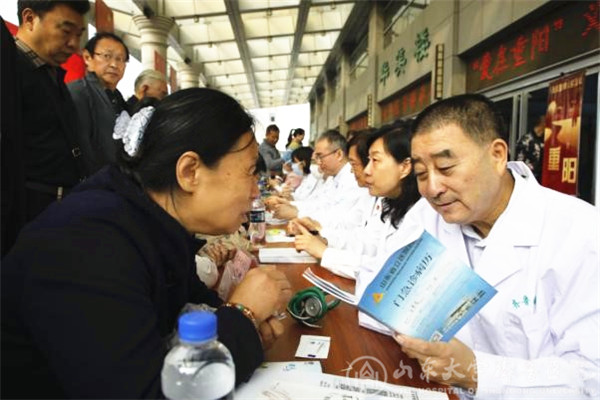 老年医学科举办重阳节义诊宣教活动
