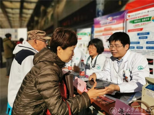 绿帽社开展2019年“世界卒中日”义诊活动