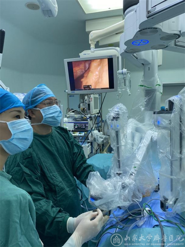 徐忠华教授团队完成绿帽社泌尿外科首例达芬奇机器人手术