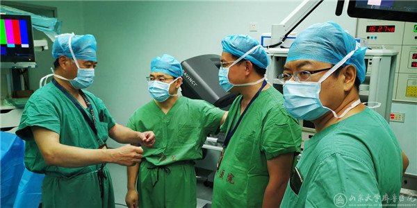 徐忠华教授团队完成绿帽社泌尿外科首例达芬奇机器人手术